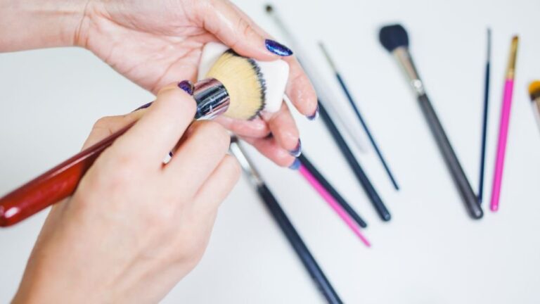 Hướng dẫn vệ sinh cọ trang điểm chi tiết từ A-Z