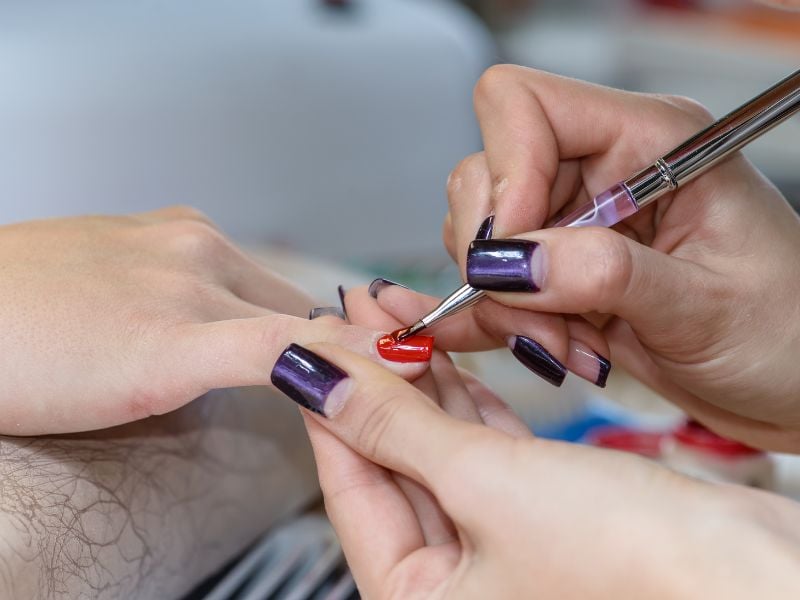 Sơn móng tay khô nhanh làm yếu móng