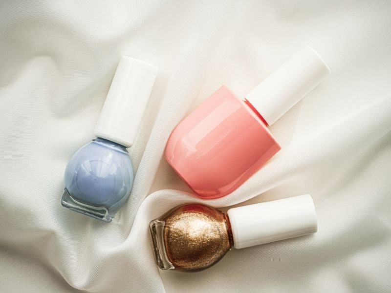 Móng tay bị vàng do sơn kém chất lượng