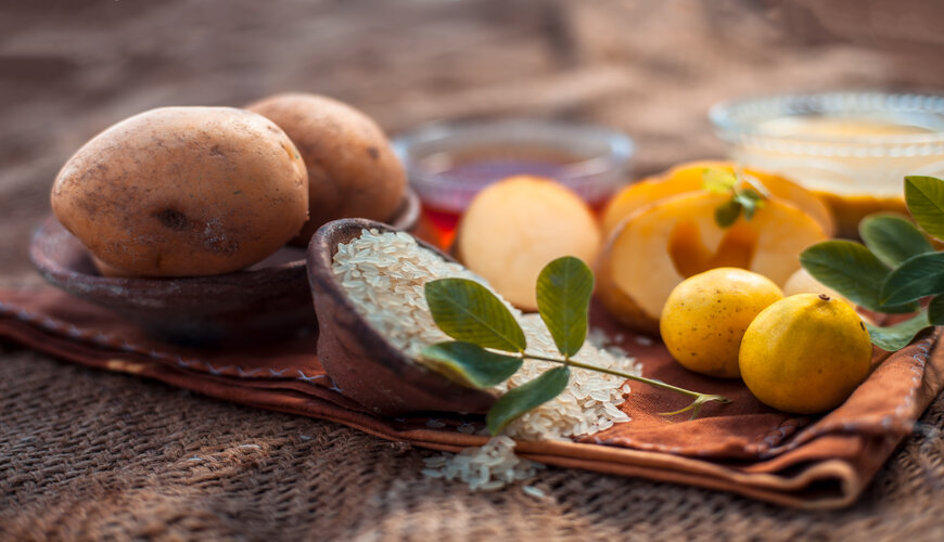 mặt nạ khoai tây và cám gạo