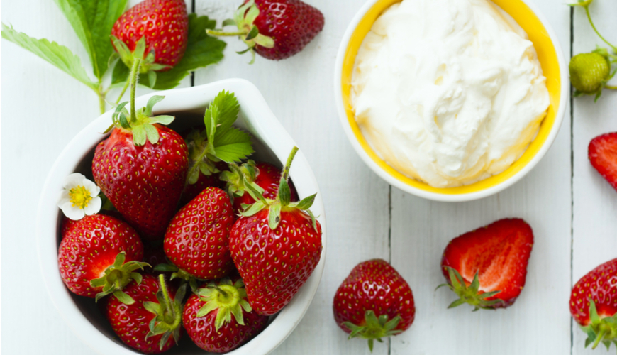 mat-na-trang-da-dau-va-sua-chua_5eeb0d00b97d408d9b68aba037d799fa mặt nạ trắng da sữa chua và dâu tây