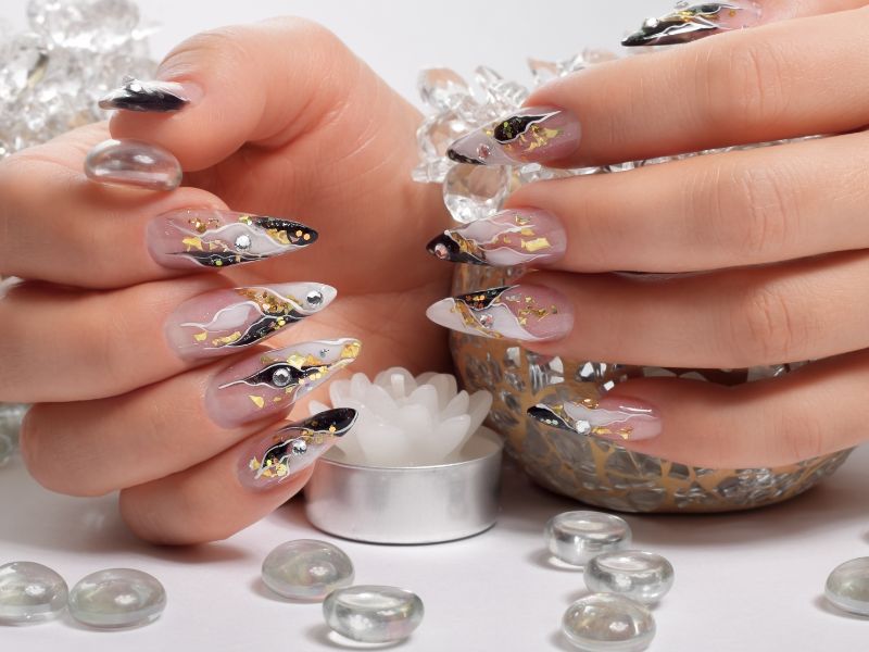Nail ombre đính đá thu hút mọi ánh nhìn