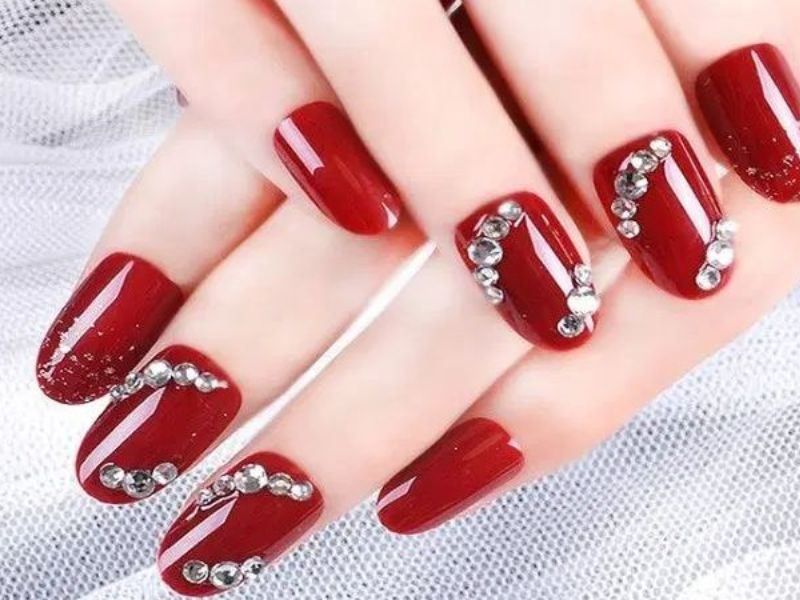 mau-nail-tet-9_1171e40ad31e4f63afab8d4a0048e119 Mẫu nail đỏ đính đá