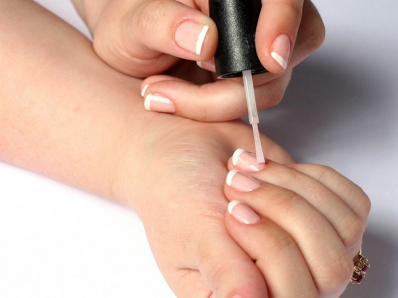 mau-nail-xanh-la-don-gian-11_2f06865e81da4871ac2f71d41ee46821 Sơn lớp top coat để bảo vệ và tạo độ bóng