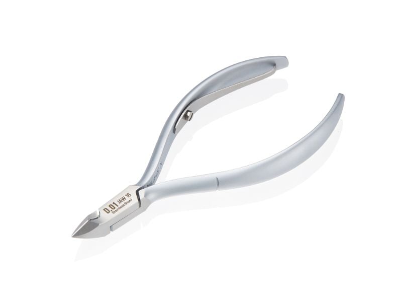 mau-nail-xanh-la-don-gian-1_b04d6e24fb744606aa52752dd46e6bb9 Làm sạch da thừa quanh móng