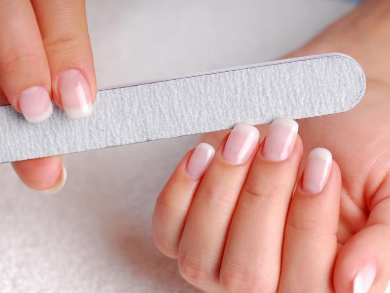 mau-nail-xanh-la-don-gian-6_e98ae5911301476fac3aade6fe8e1d69 Dùng dũa để tạo form móng