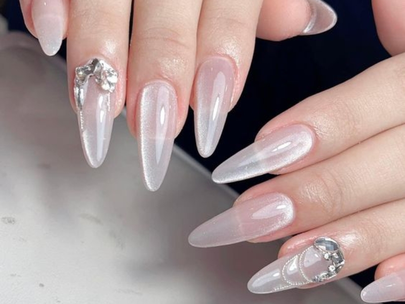 Nail box đính đá cầu kỳ và ấn tượng