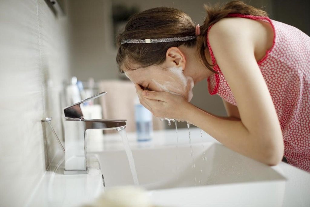 độ ph của sữa rửa mặt ảnh hưởng đến lớp màng sinh lý