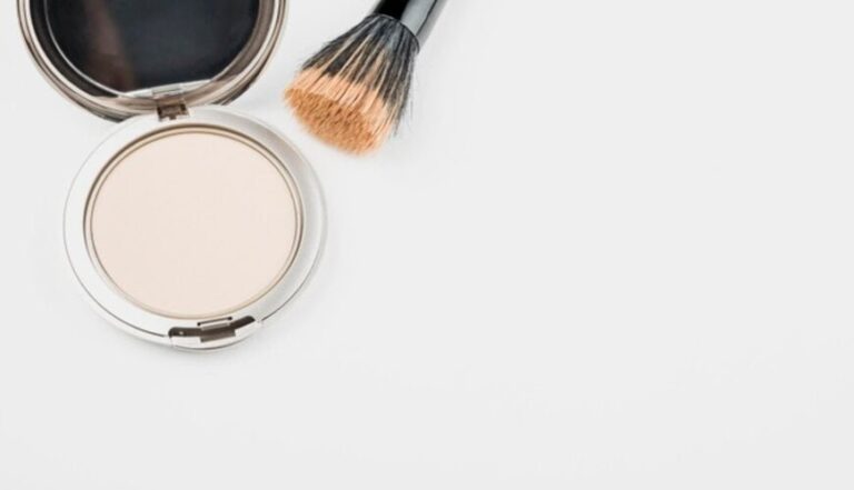 Phấn phủ bí quyết hoàn thiện lớp nền trang điểm mỏng mịn