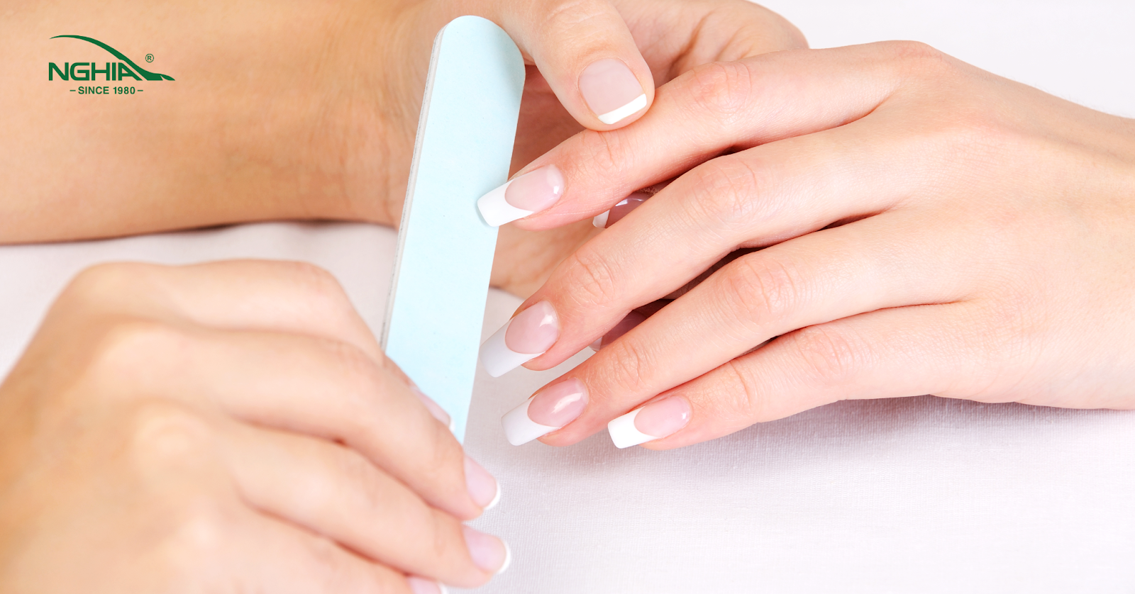 Dũa và định hình móng đắp bột