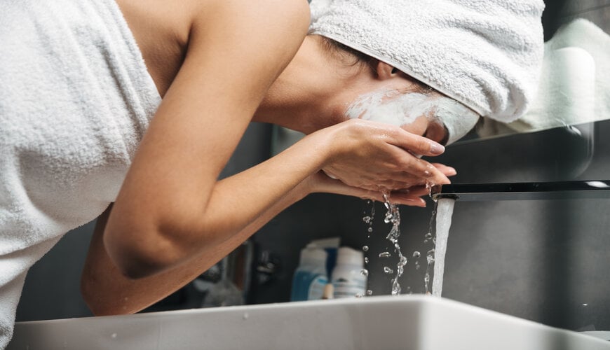 rửa mặt sau khi đắp mặt nạ đất sét