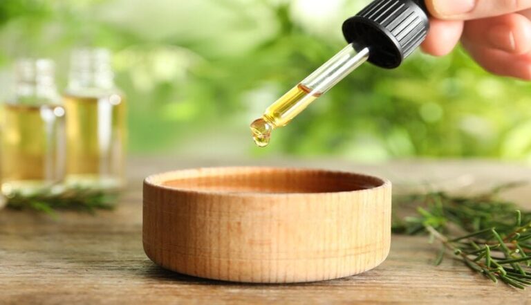 Công dụng làm đẹp da tuyệt vời của tea tree oil: 5 lợi ích và cách dùng hiệu quả