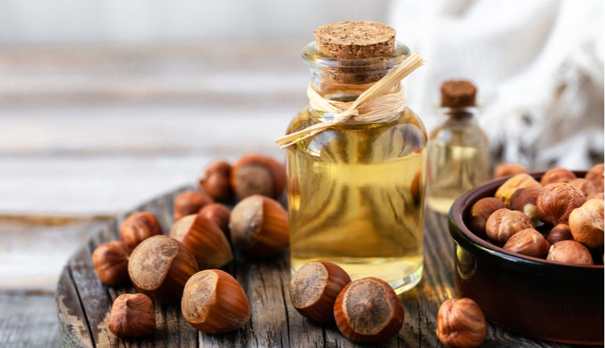 Làm đều màu da bằng tinh dầu hạt phỉ