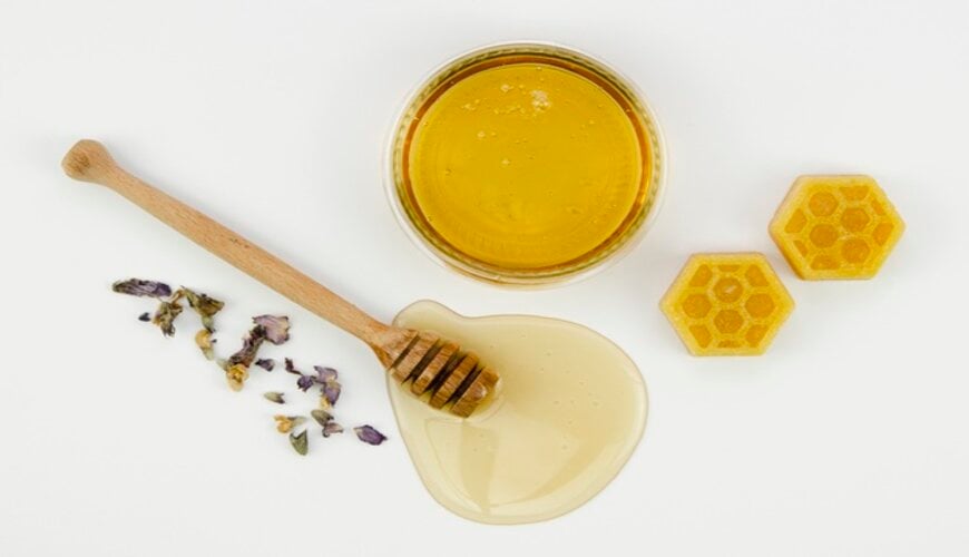 tự làm son dưỡng môi từ sáp ong