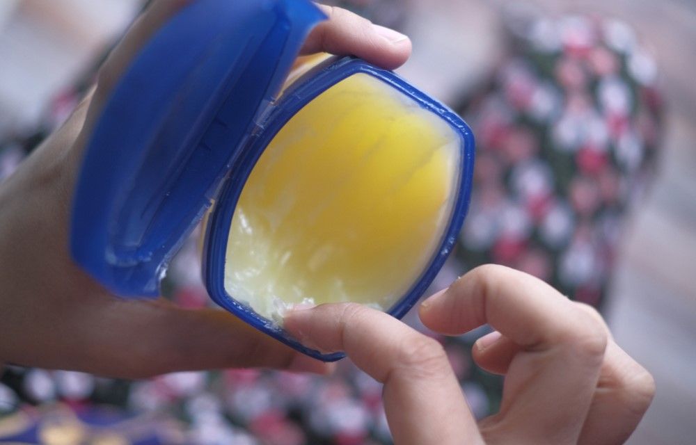 vaseline-giup-long-mi-nhanh-day-hon_ff6db44d180444d6a6a56d81b8c6f57f_1024x1024 Vaseline giúp lông mi mọc dày hơn