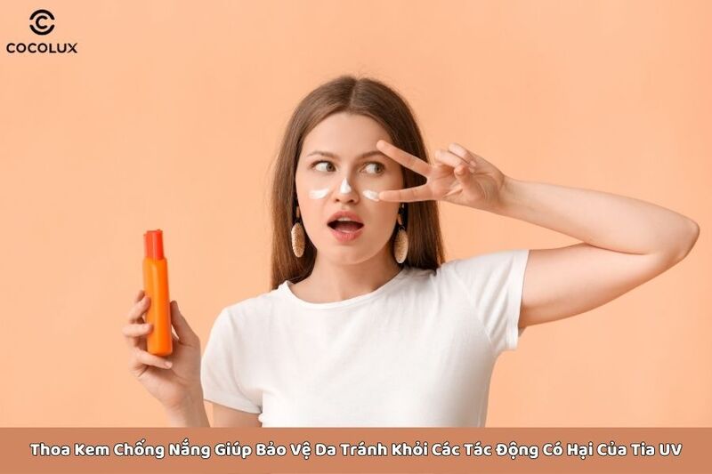 Thoa kem chống nắng là bước giúp bảo vệ da tránh khỏi các tác động của tia UV gây hại