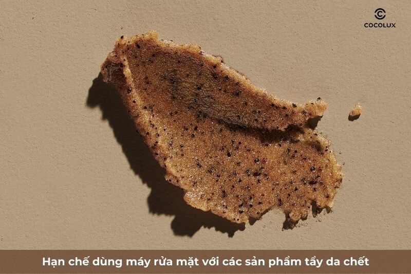 Sử dụng máy rửa mặt với các sản phẩm tẩy da chết