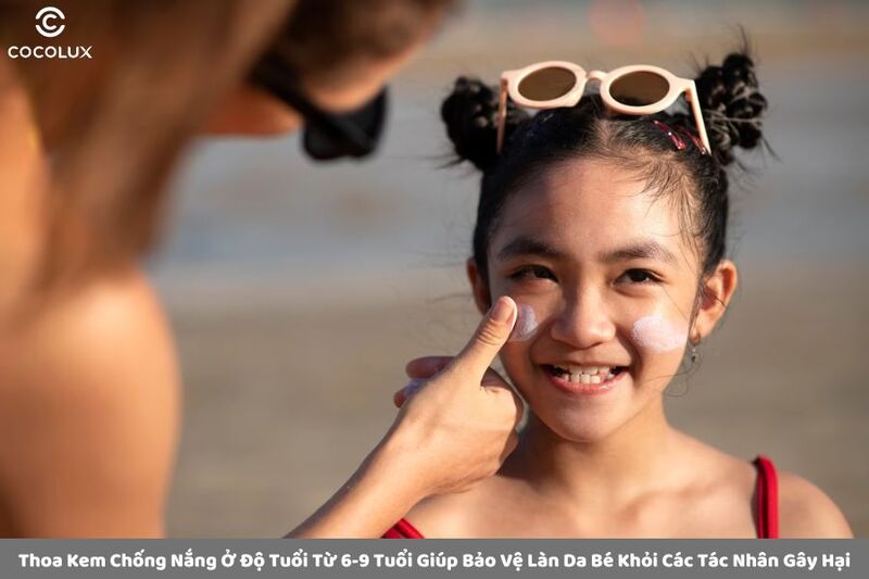 Thoa kem chống nắng ở độ tuổi từ 6-9 tuổi là cách giúp bảo vệ làn da bé khỏi các tác nhân gây hại
