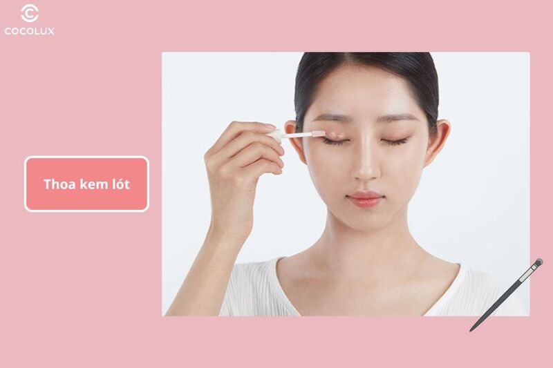 Thoa kem mắt giúp che đi khuyết điểm và giúp phấn mắt bám màu tốt hơn