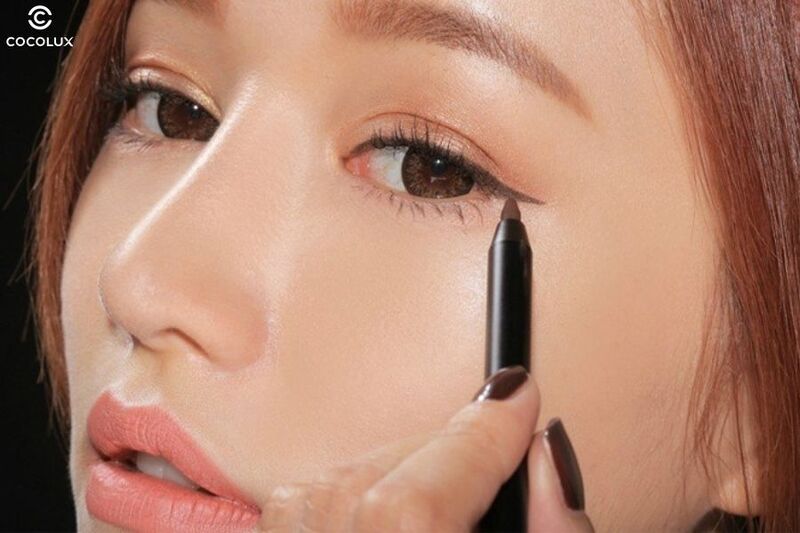 Kẻ eyeliner cho mắt một mí