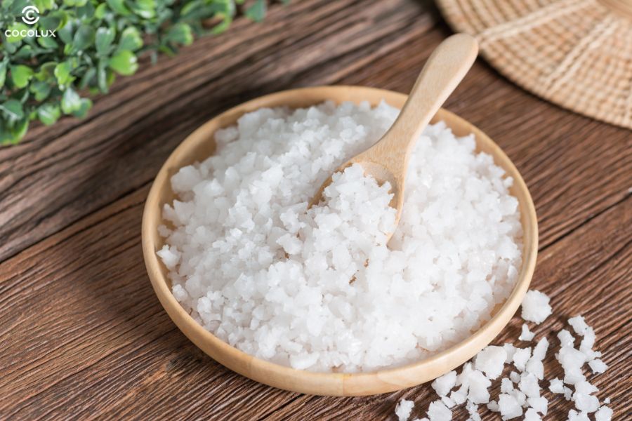 Muối biển giúp làm sạch sâu da đầu, kích thích tuần hoàn máu và hỗ trợ mọc tóc khỏe mạnh