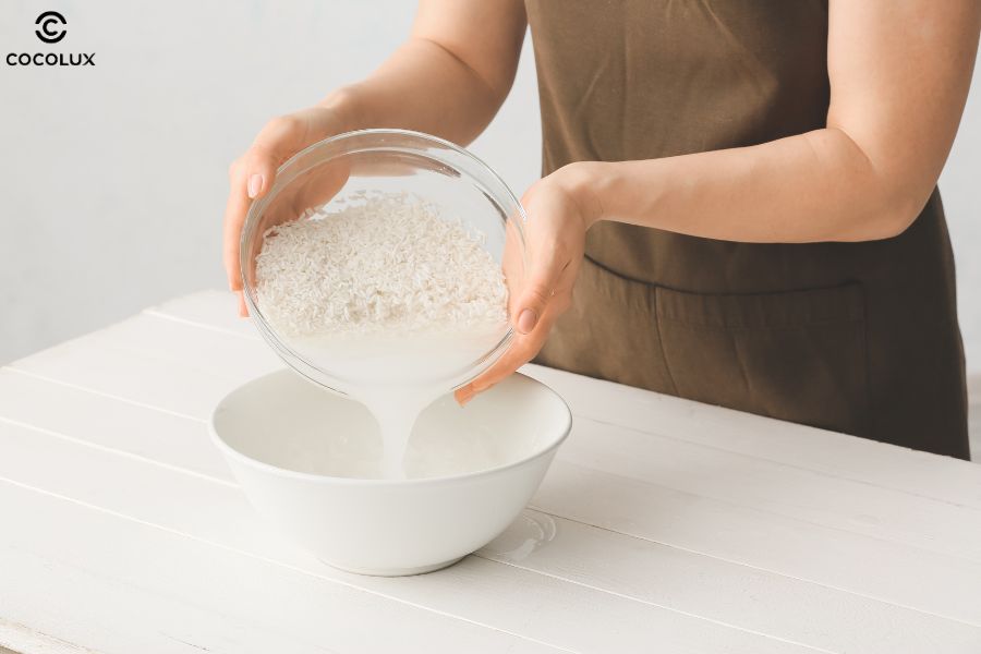 Nước vo gạo chứa vitamin nhóm B giúp nuôi dưỡng tóc mềm mượt và thúc đẩy mọc tóc nhanh