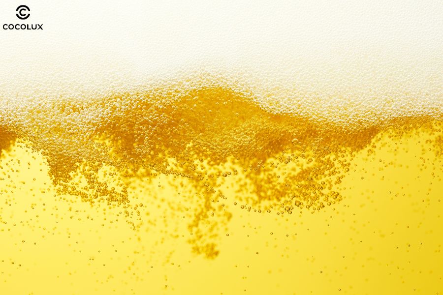 Gội và ủ tóc bằng bia là cách bổ sung vitamin B và protein giúp tóc mềm mượt và nhanh dài