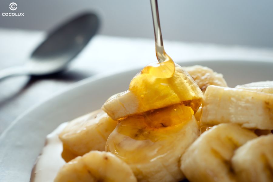 Mặt nạ chuối và mật ong cung cấp độ ẩm và dưỡng chất giúp tóc chắc khỏe, bóng mượt hơn